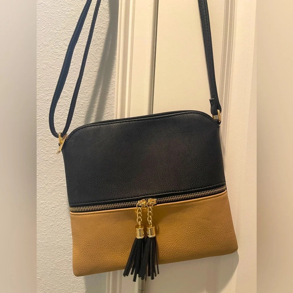 Handbags - Women's Medium‎ Crossbody Bag with Tassel